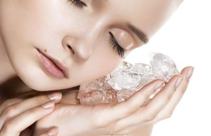 Benefits of Applying an Ice Cube to Your Face