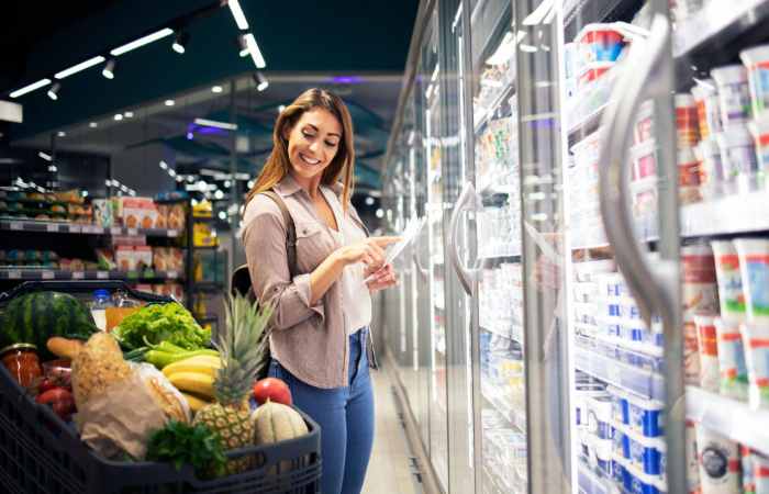 What is the Closing time of the Food Store Closest to the Center of Monterrey?