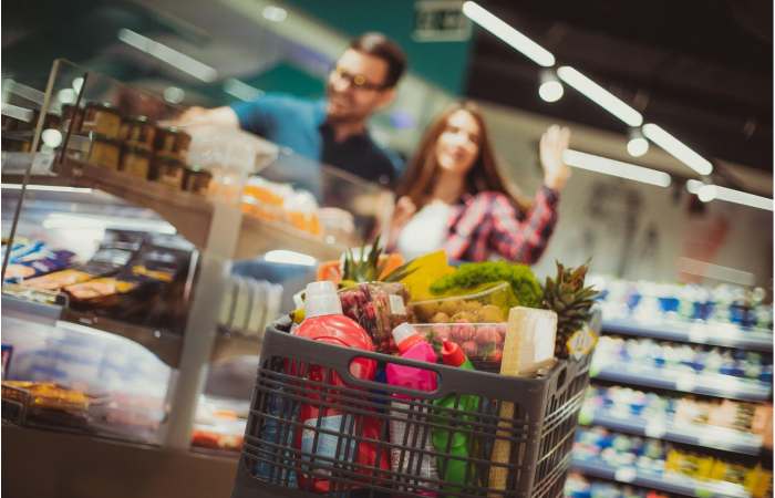 ¿Hasta qué hora está abierta la tienda de alimentos más cercana en Monterrey?